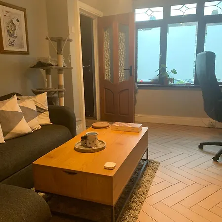 Guest house Wake Up With 2 Cats On Your Face *