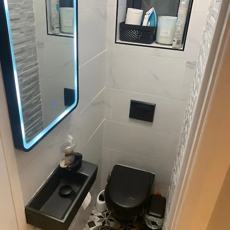 Гостевой дом Wake Up With 2 Cats On Your Face *