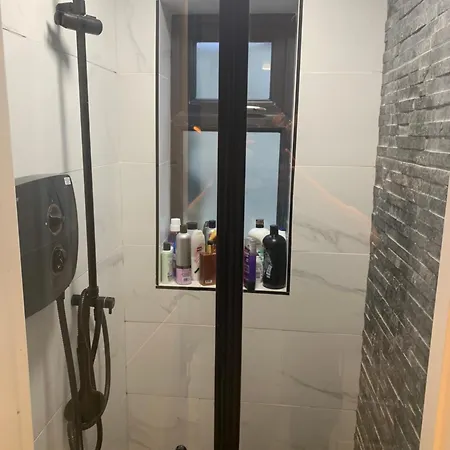 Wake Up With 2 Cats On Your Face Dublín