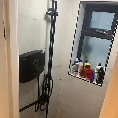 Pensión Wake Up With 2 Cats On Your Face